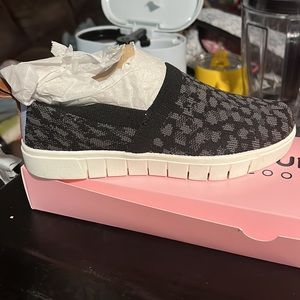 Leopard print brand new never worn shoes.